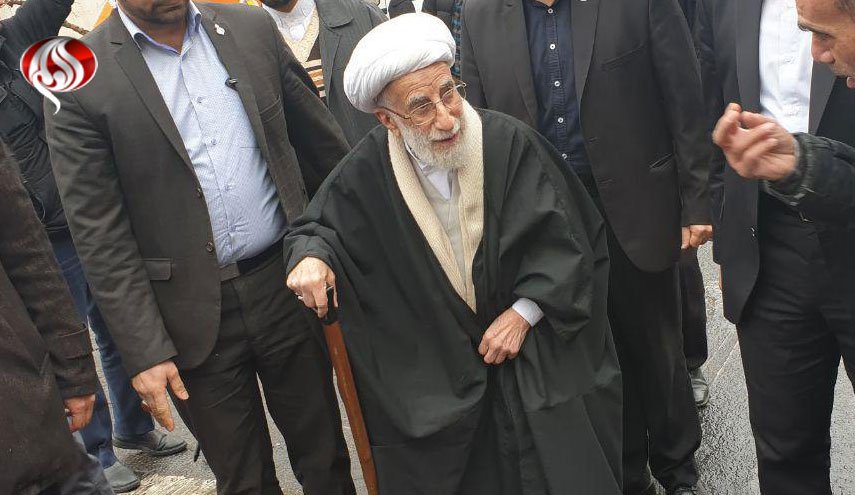 آیت‌الله جنتی به خیل عظیم راهپیمایان پیوست