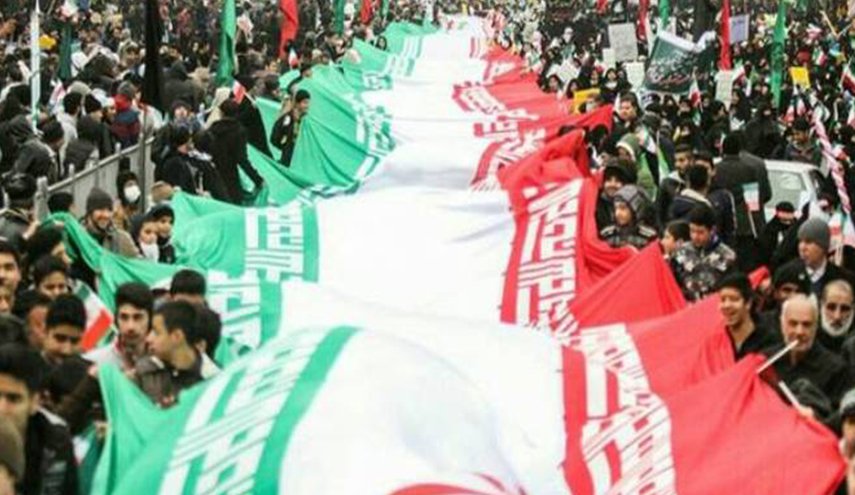 إيران بيضاء الطبيعة والصحيفة، وقوية العود بفضل حضور الحشود