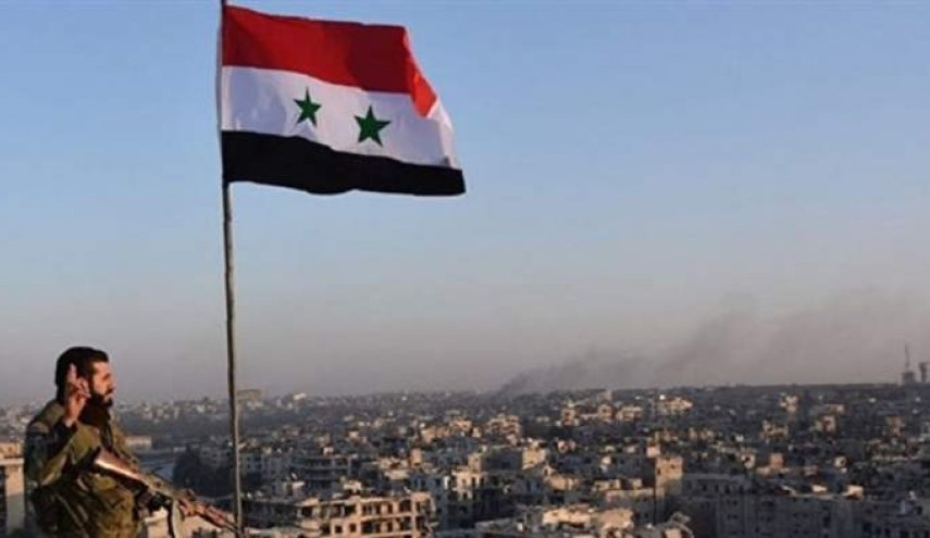 رفع العلم السوري في الطبقة بعد انسحاب رتل للاحتلال الأميركي
