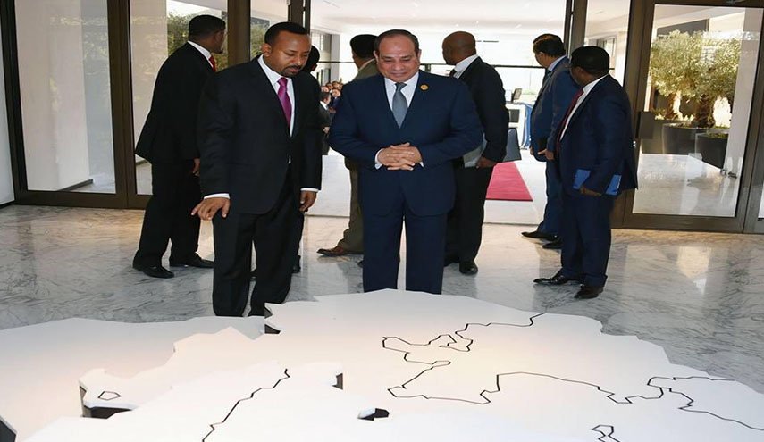 المصريون يسخرون من صورة جمعت السيسي بأبي أحمد بآديس أبابا