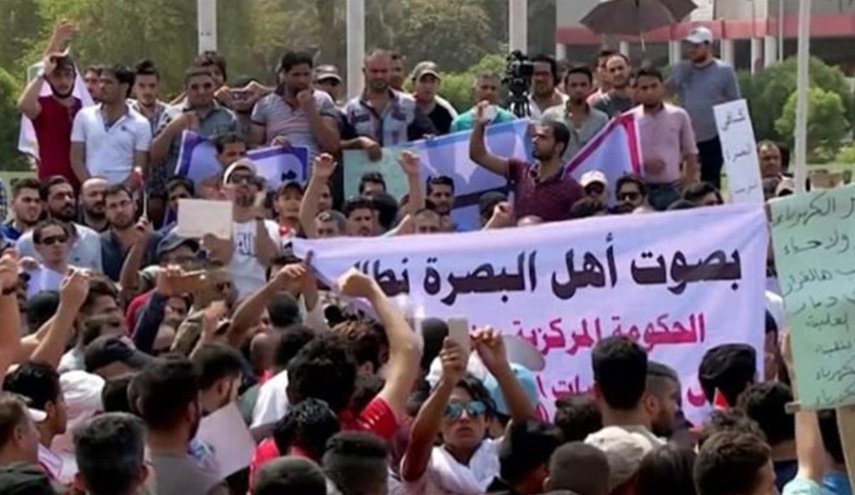 المتظاهرون في البصرة يرفعون نعشا رمزيا إحتجاجاً على سوء الخدمات