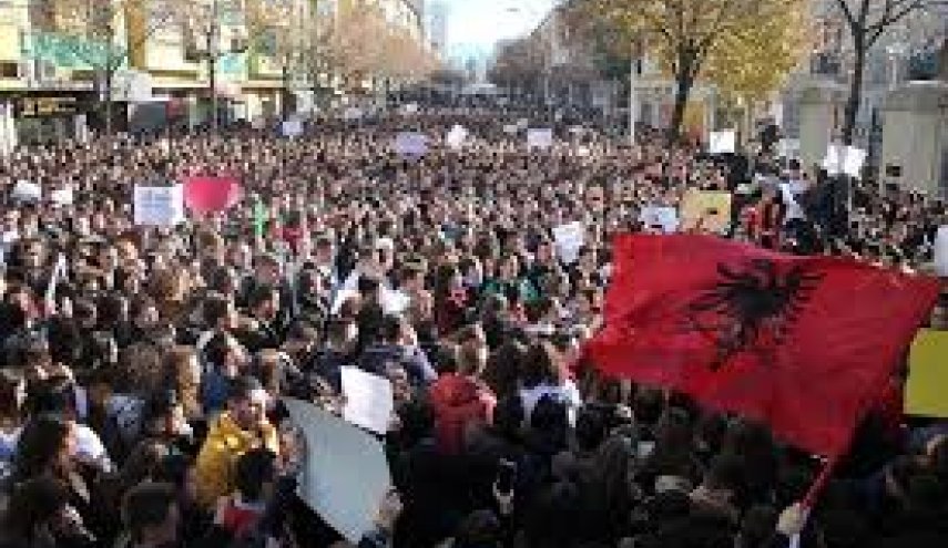 مخالفان دولت آلبانی خواستار استعفای نخست وزیر شدند/ تلاش مخالفان برای ورود به دفتر نخست‌وزیر

