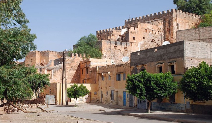 سكان قرية يفشلون حفل زفاف لشابين مثليين