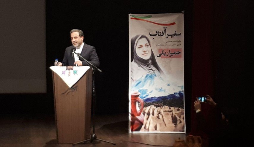 تقدیر از نخستین بانوی سفیر سیستان و بلوچستانی/ عراقچی: شرایط برای حضور بانوان در عرصه دیپلماسی فراهم است