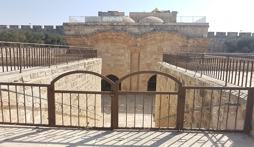 الاحتلال يزيل الأقفال الحديدية عن باب الرحمة