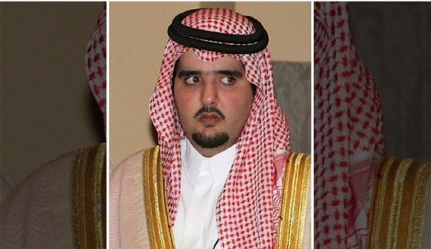 عبد العزيز بن فهد يزور الملك سلمان في قصره (صورة)