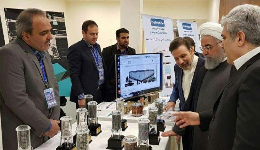 روحانی از نمایشگاه محصولات شرکت های دانش بنیان بازدید کرد