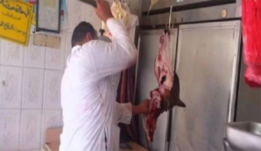 جزار يقتل نفسه بالساطور
