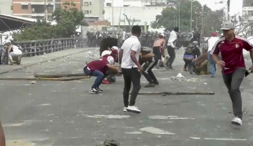 محموله های آمریکایی بالاخره منجر به درگیری و کشتار در ونزوئلا شد/  درگیری ها در مرز ونزوئلا 2 کشته و 300 زخمی برجا گذاشت
