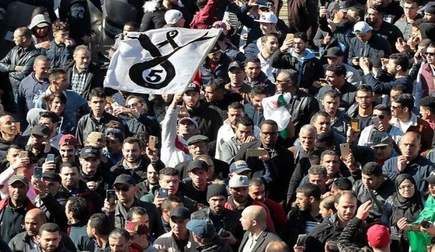 الجزائر.. بين الاستحقاق الرئاسي واحتجاجات الشارع