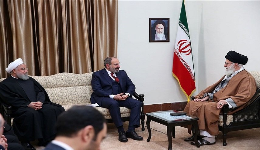 القائد: ينبغي ان تكون العلاقات بين ايران وارمينيا راسخة