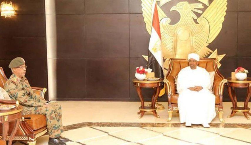 نائب الرئيس السوداني الجديد: لن نسمح بانزلاق البلاد نحو المجهول