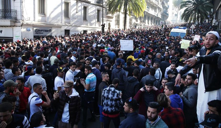 وفاة نجل شخصية جزائرية معروفة خلال المظاهرات
