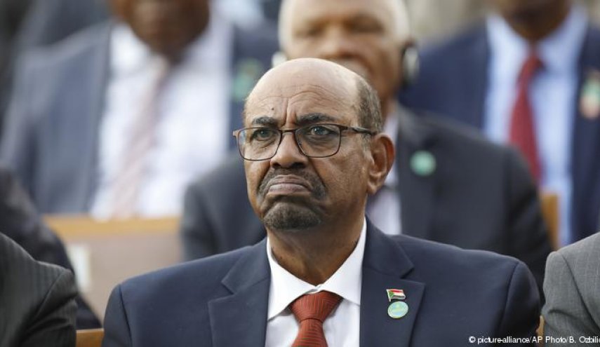 قيادي سوداني يكشف عن السيناريو الأوحد أمام البشير لوقف التظاهرات
