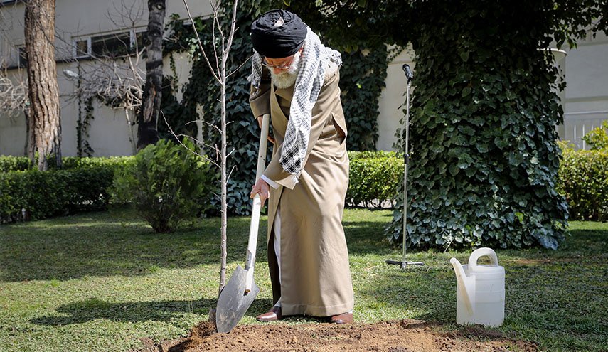 کاشت دو نهال میوه توسط رهبر معظم انقلاب اسلامی