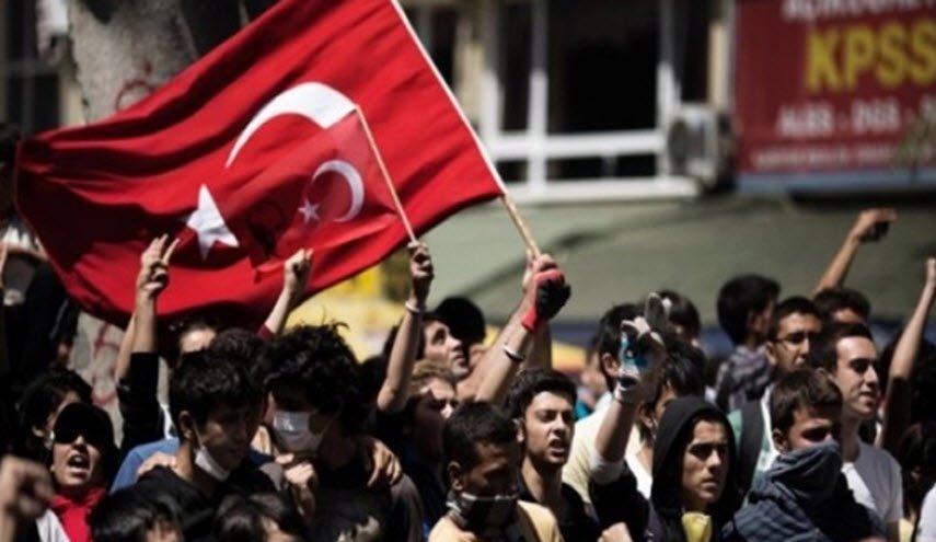 سوريان يثيران غضب المعارضة التركية