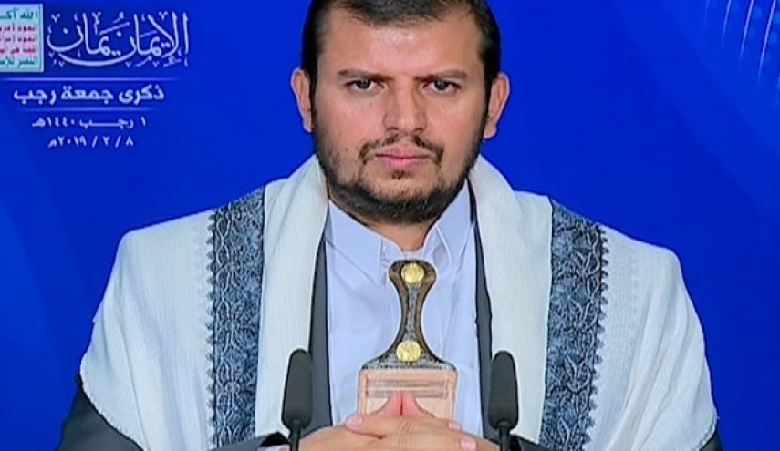 تکفیری‌ها بوسیدن کتف شاهزاده سعودی را جایز اما بوسیدن قبر پیامبر (ص) را شرک می‌دانند
