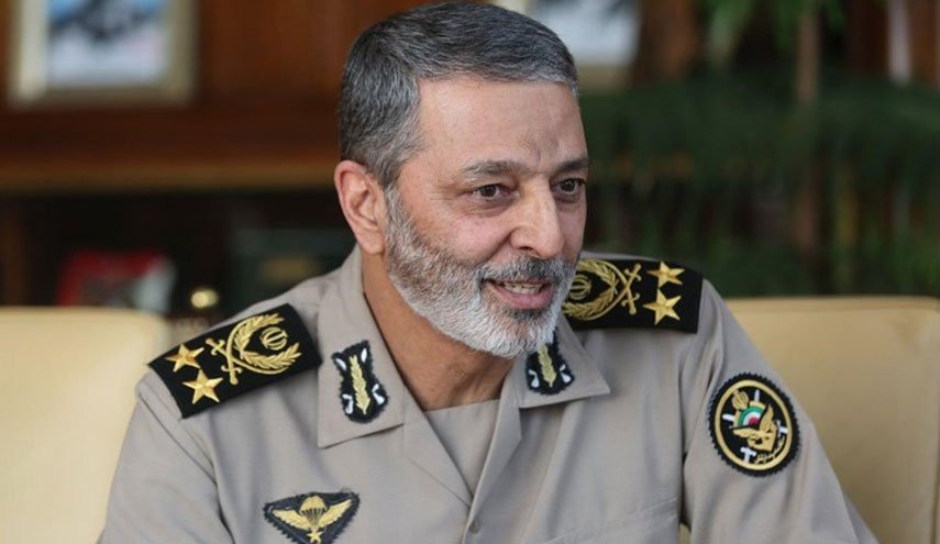 فرمانده کل ارتش دریافت نشان ذوالفقار را به سلیمانی تبریک گفت