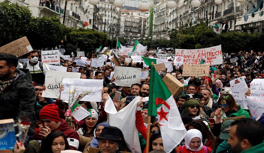 ‘تخدعون الشعب’.. هكذا يرد الطلاب على قرارات بوتفليقة
