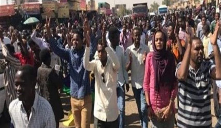 بعد إعلان الحكومة الجديدة.. دعوات لمواصلة التظاهر بالسودان