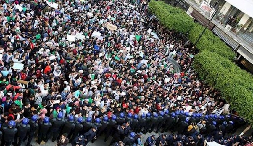 چهارمین جمعه تظاهرات در الجزائر و شعار علیه رئیس‌جمهور فرانسه