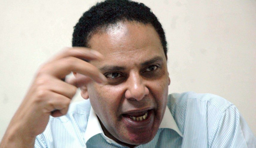 الكاتب علاء الأسواني ملاحق بمصر بـ