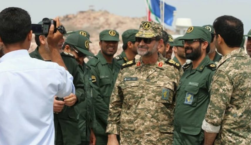 دریادار تنگسیری از وضعیت یگان های نظامی در جزایر خلیج فارس بازدید کرد