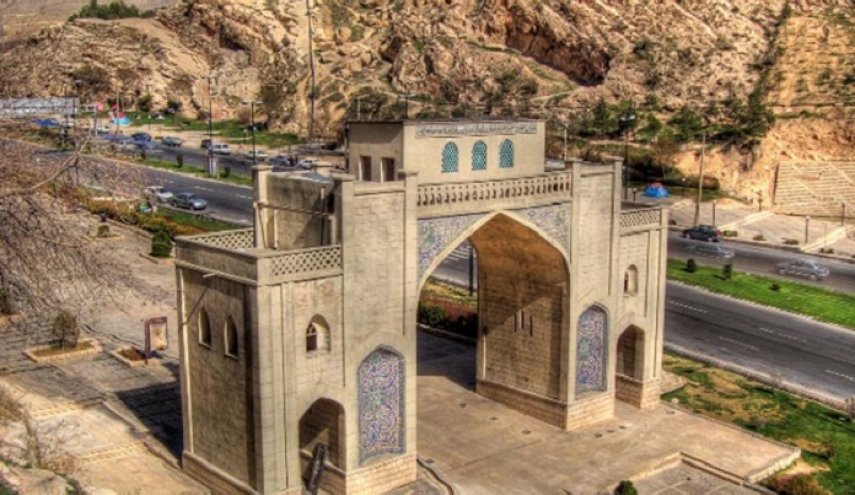 فیلمی وحشتناک از سیل در دروازه قرآن شیراز؛ واژگونی چند دستگاه خودرو