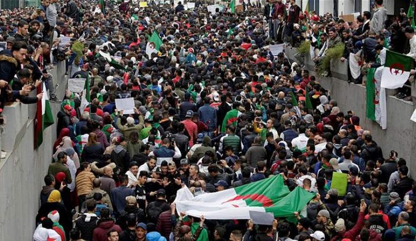 الشرطة الجزائرية تستخدم مدافع المياه لإبعاد المحتجين