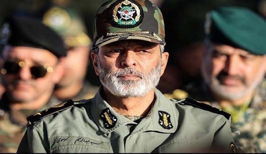 بازدید فرمانده کل ارتش از مناطق سیل زده خوزستان

