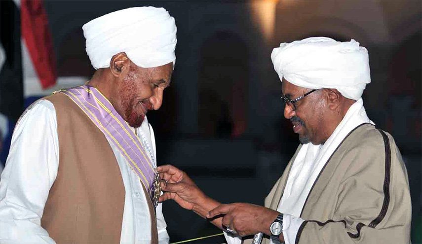 الصادق المهدي يدعو البشير لرفع الطوارئ والاستقالة
