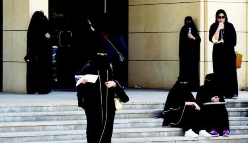 تعرف على قصة طالبات جامعة سعودية رفضن ارتداء عباءة تخرج مثيرة للجدل