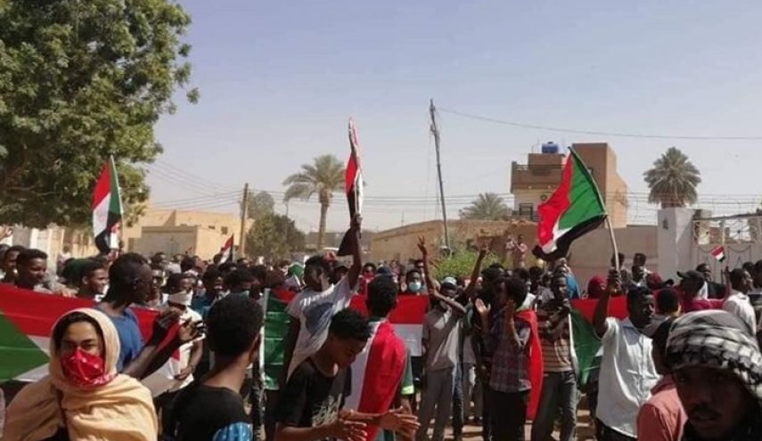 درگیری ارتش سودان با نیروهای امنیتی این کشور و اخبار ضد و نقیض درباره فرار «عمر البشیر»
