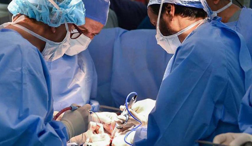 يستيقظ أثناء عملية جراحية بالمخ ويمزح مع الأطباء +صور