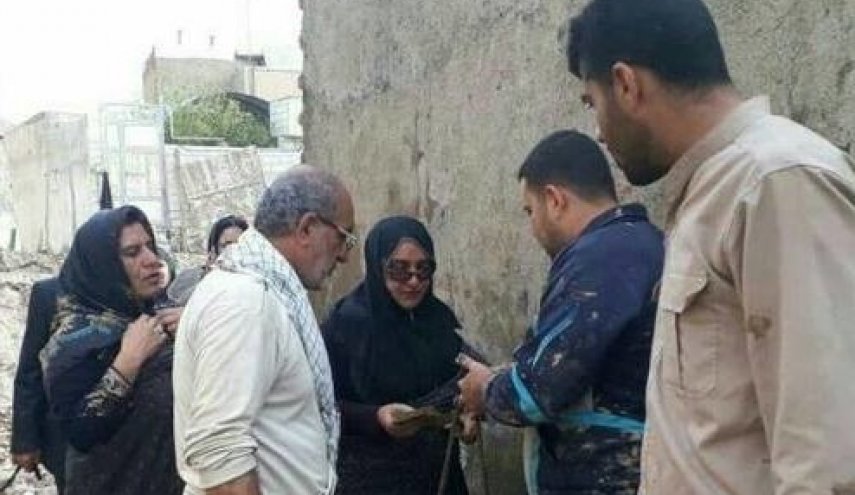 بسیجی کازرونی، طلاهای سیل زده پلدختر را به صاحبش رساند