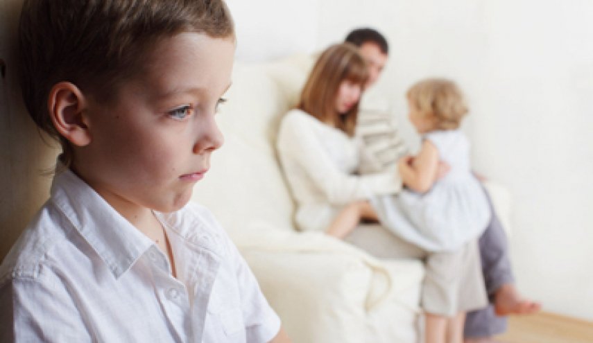 ما آثار تفضيل الآباء لأحد أطفالهم على أشقائه؟