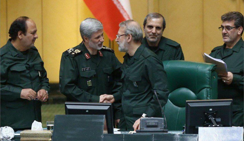 وزیر دفاع در واکنش به دولت آمریکا لباس سپاه به تن کرد