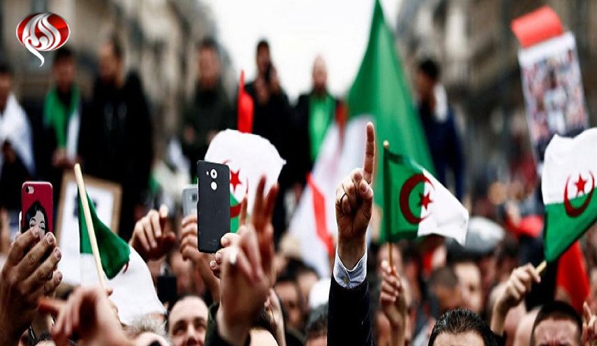 تداوم تظاهرات در الجزائر؛ معترضان خواستار کناره‌گیری رئیس جمهور موقت شدند