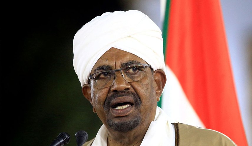 مسؤول سوداني يحدد مكان إقامة البشير بعد تسليم السلطة للجيش