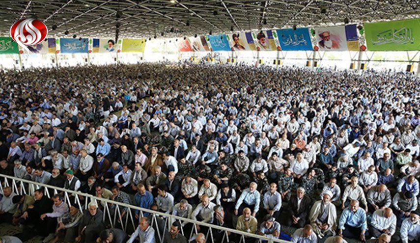 حضور خطیب نماز جمعه تهران با لباس سپاه پاسداران