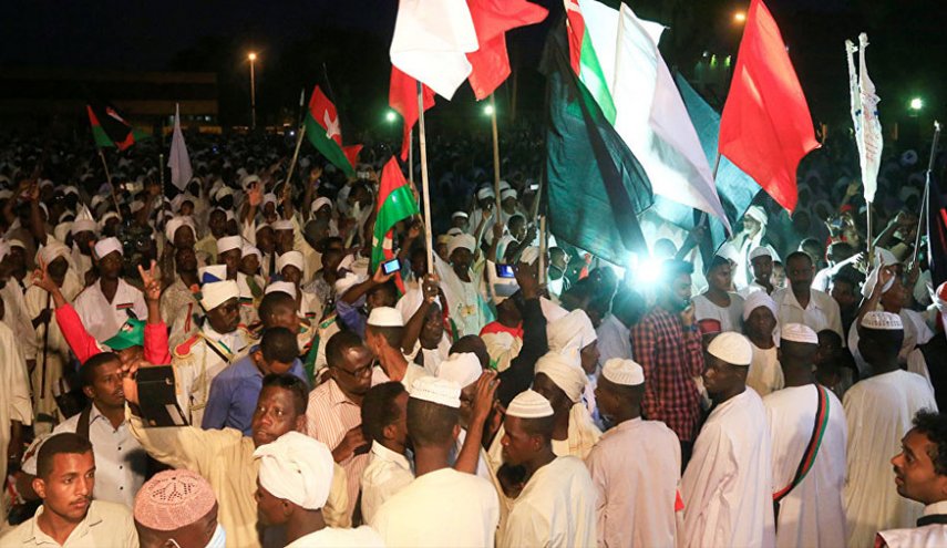 السودانيون يواصلون الاعتصام.. و13 قتيلا في أحداث الخميس