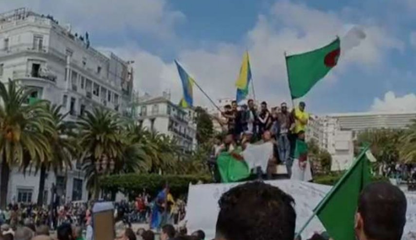 احتجاج على 'الرئيس' الجزائري الجديد مطالبا برحيله!
