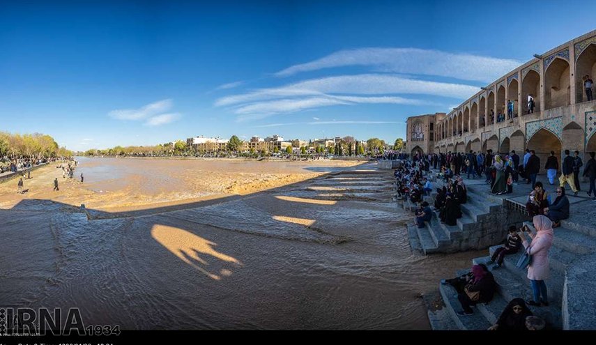 جسر خواجو على نهر زاينده رود في اصفهان