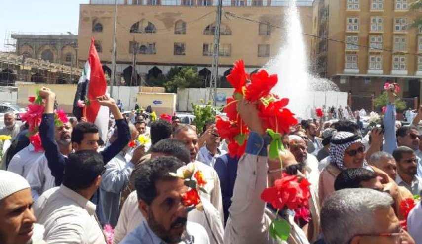 تظاهرة باسلوب جديد امام القنصلية البحرينية في النجف