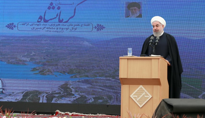 روحانی از روستای زلزله‌زده دره‌ ژاله بازدید کرد/گفت و گوی رئیس جمهور با مردم روستایی که دوباره ساخته شد