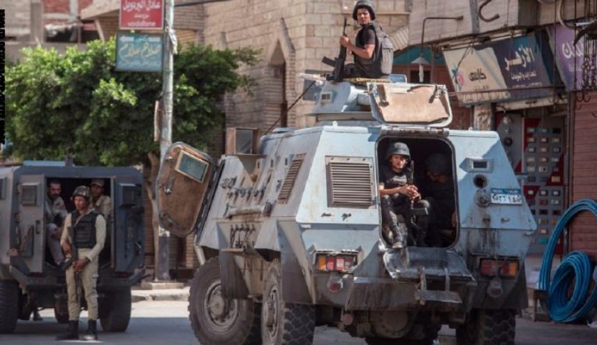 الأمن المصري يعثر على سيارة بها جثث مهربين وأشخاص من إريتريا
