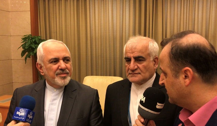 ادامه رایزنی وزیر خارجه با اعضای برجام و شرکای تهران/ ظریف در فرودگاه پکن: جامعه جهانی برای حفظ برجام باید به اقدام عملی مبادرت کند