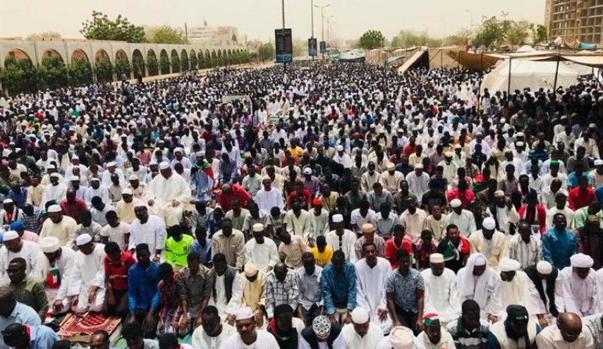 الآلاف يؤدون صلاة الجمعة أمام مقر القيادة العامة للجيش السوداني 