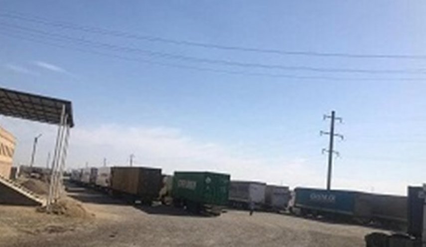 توقف کامیون‌های باری تاجیک پشت مرزهای ترکمنستان و ازبکستان

