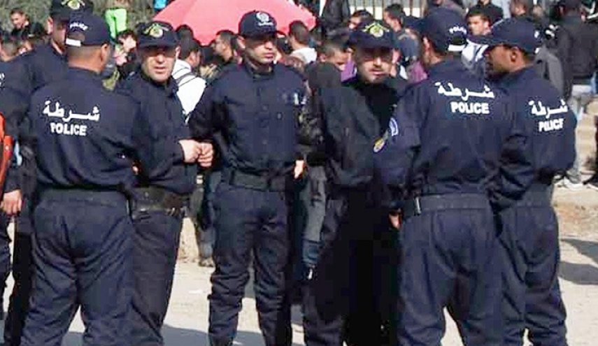 الشرطة الجزائرية تجرد شخصيات نافذة من السلاح
